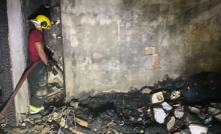VÍDEO: Bombeiros resgatam idosa inconsciente de incêndio a casa na zona Sul de Manaus