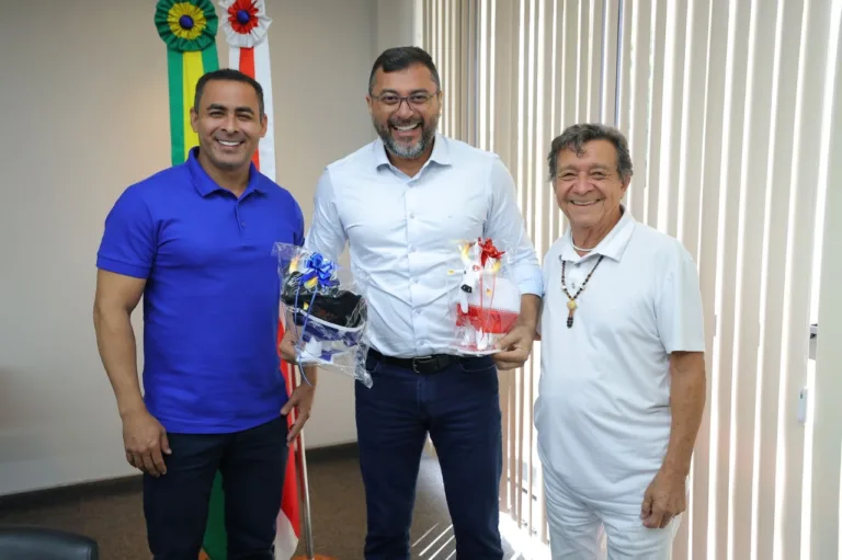Parintins 2025: Em reunião com bois e prefeitura, Wilson Lima fala sobre aeroporto, muro de arrimo e obras pela cidade Parintins 2025: Em reunião com bois e prefeitura, Wilson Lima fala sobre aeroporto, muro de arrimo e obras pela cidade