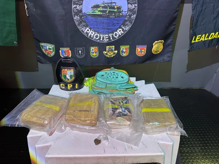 Polícia encontra 4 quilos de maconha em mochila infantil dentro de embarcação no AM