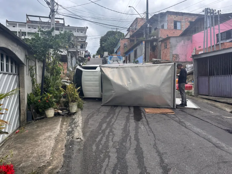 Caminhão vira em ladeira e motociclista escapa por pouco na zona Sul de Manaus; vídeo