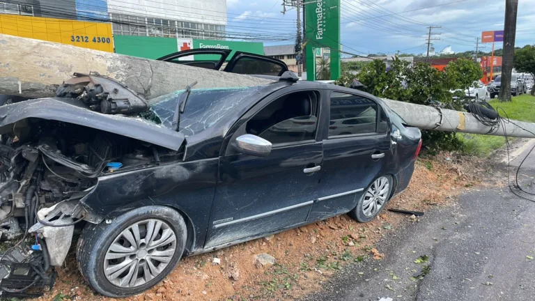 Após acidente, poste cai sobre carro - (Foto: Reprodução da Internet).