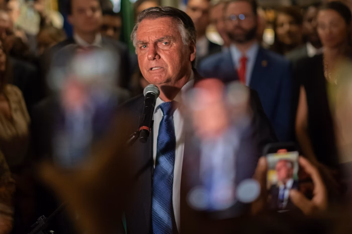 Bolsonaro chora, diz que Eduardo faz “sacrifício” e será abraçado por Donald Trump nos Estados Unidos