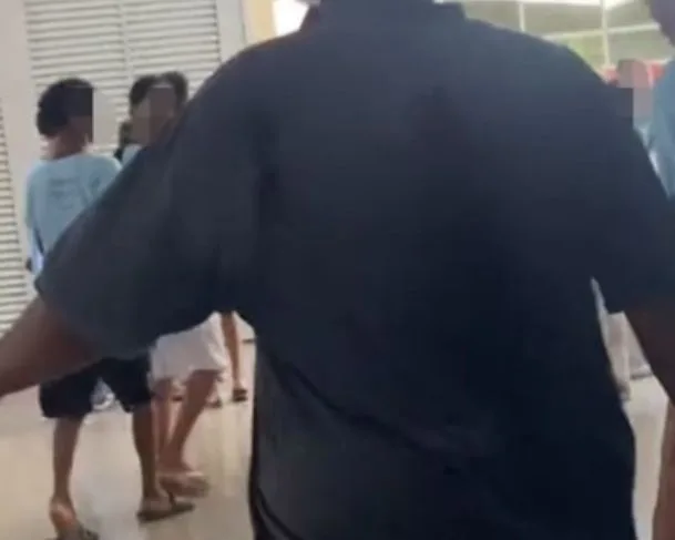 Adolescente é atacado por colega na escola.