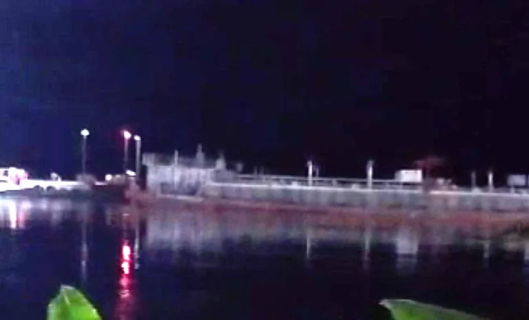 VÍDEO: Veja o momento em que balsa bate em porto de Humaitá e terminal afunda no Rio Madeira