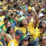 Pessoas no ato de Bolsonaro em Copacabana