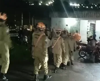 Bombeiros chegando no local onde houve o deslizamento de terra na Comunidade Fazendinha.