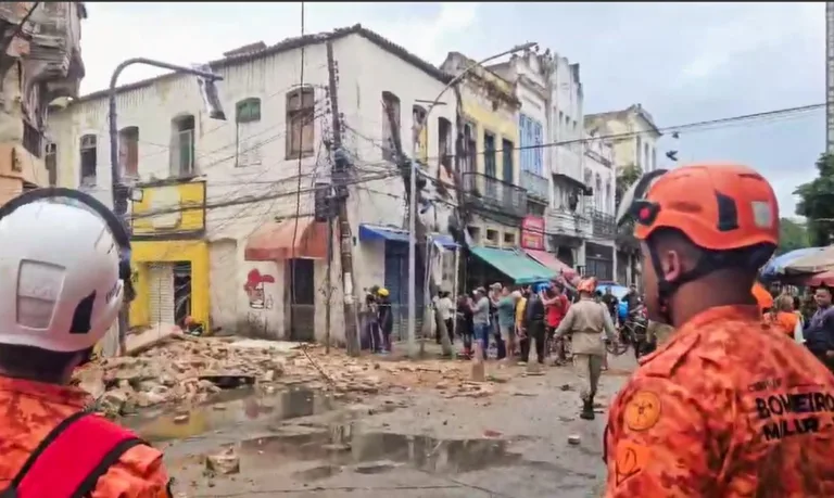 VÍDEOS: Casarão desaba no centro do RJ; uma pessoa morre