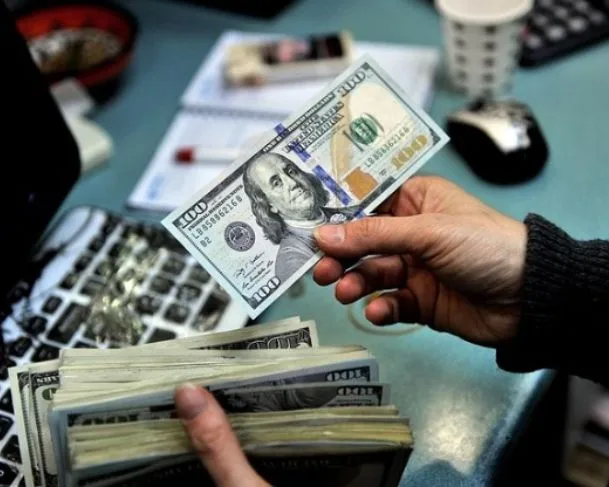 Dólar fecha em alta devido a risco iminente de recessão