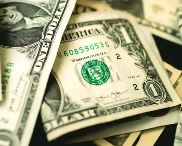 Dólar fecha em queda nesta segunda-feira