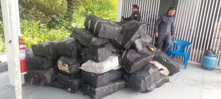 VÍDEO: Após fuga, criminosos abandonam barco com quase duas toneladas de drogas no Amazonas