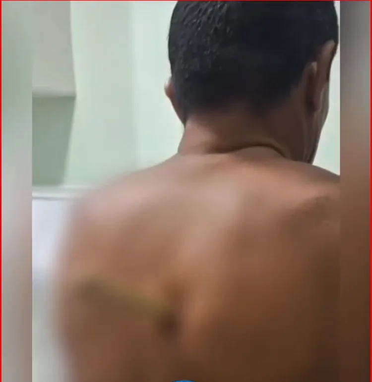 Um homem identificado como Osvaldo Rodrigues Mescouto do Rosário foi atingido por uma facada nas costas.