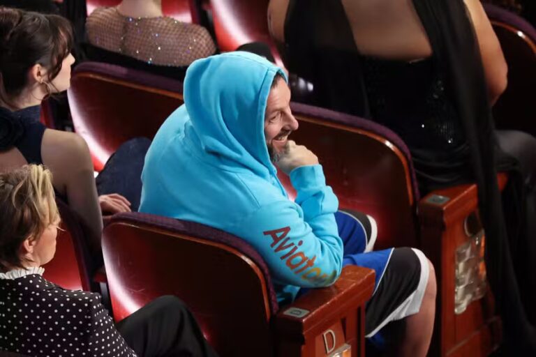 CURIOSO: Adam Sandler surge com look "diferentão"no Oscar 2025