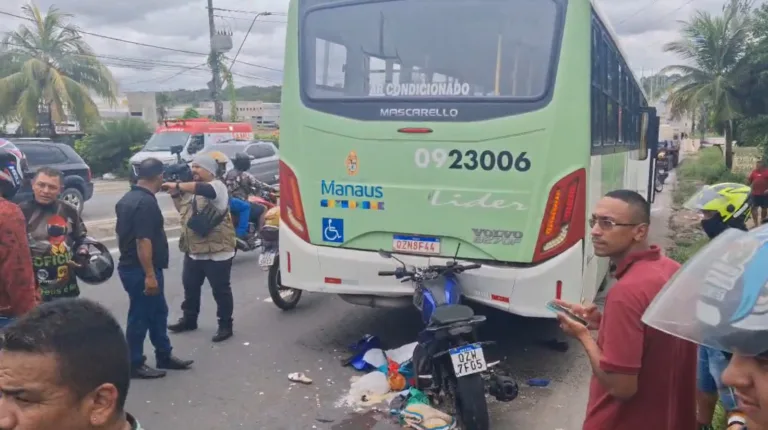IMAGENS FORTES: Sogra morre após genro bater moto na traseira de ônibus na Av. Torquato Tapajós 