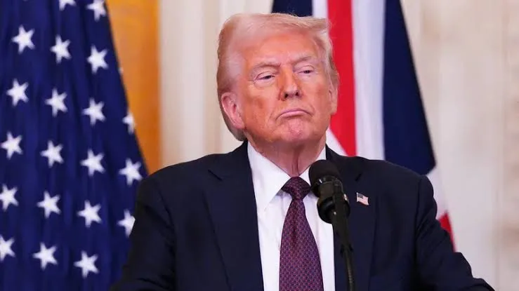 Trump assina decreto que torna inglês idioma oficial dos EUA Trump assina decreto que torna inglês idioma oficial dos EUA