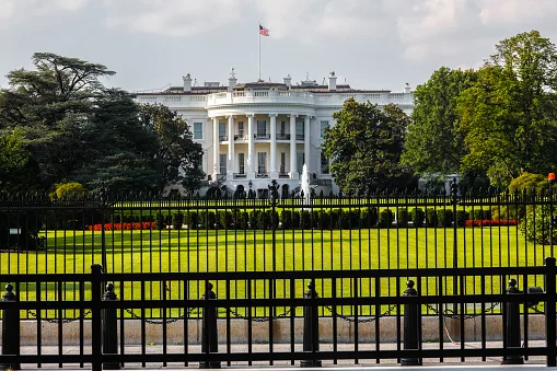 VÍDEO: Criança "invade" Casa Branca nos Estados Unidos e é retirada por agente do Serviço Secreto