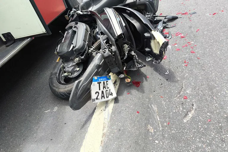 Mulher fica ferida gravemente após acidente na zona Leste de Manaus