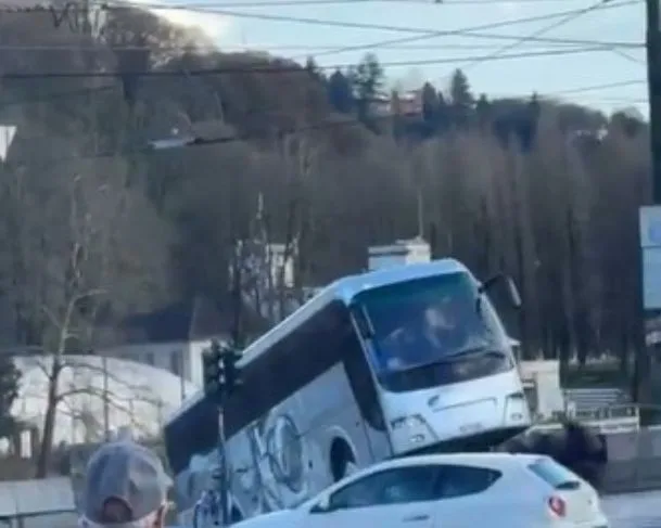 Ônibus virou enquanto manobrava