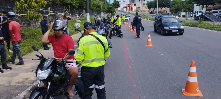 Fiscalização aborda mais de 500 motos e prende foragido da Justiça em Manaus Fiscalização aborda mais de 500 motos e prende foragido da Justiça em Manaus