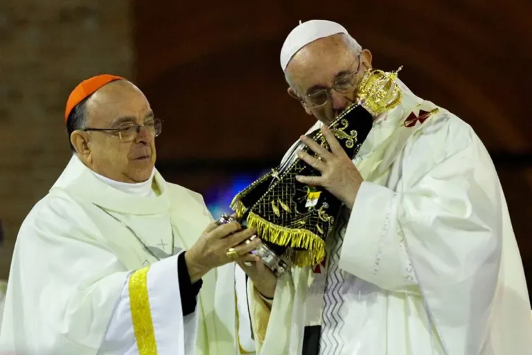 Dom Raymundo dá imagem de Nossa Senhora Aparecida ao Papa Francisco durante visita ao Brasil, em 2013.
