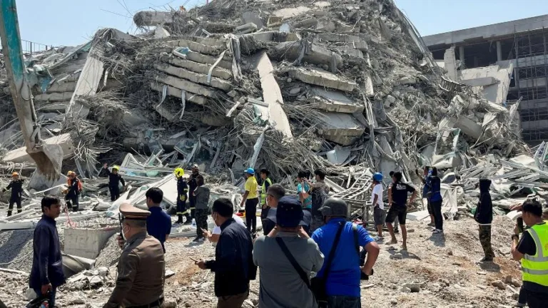 VÍDEO: Terremoto na Ásia mata pessoas e destrói prédios; Mais de 80 vítimas estão desaparecidas