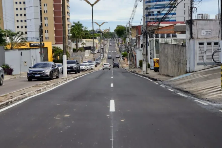 Após recapeamento na Av. Maceió, jornalista aponta estrago feito pela Águas de Manaus
