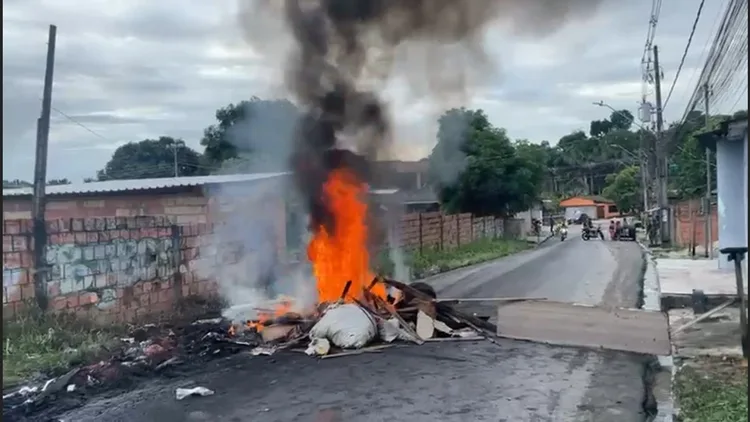 VÍDEOS: Moradores da comunidade Santa Marta continuam com protestos após casas alagadas