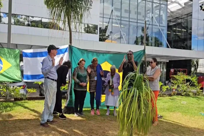 VÍDEO: Bispo ora por Bolsonaro diante de hospital e diz "Aqui não é acampamento"