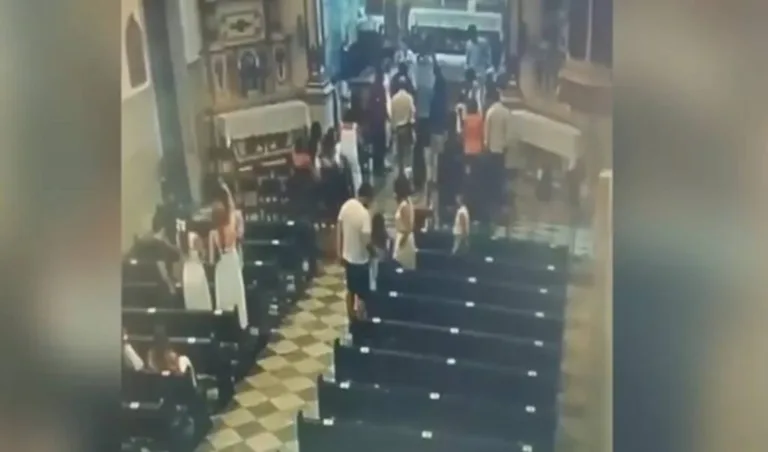 VÍDEO: Mulheres furtam bolsas de fiéis durante batizado em igreja na Bahia