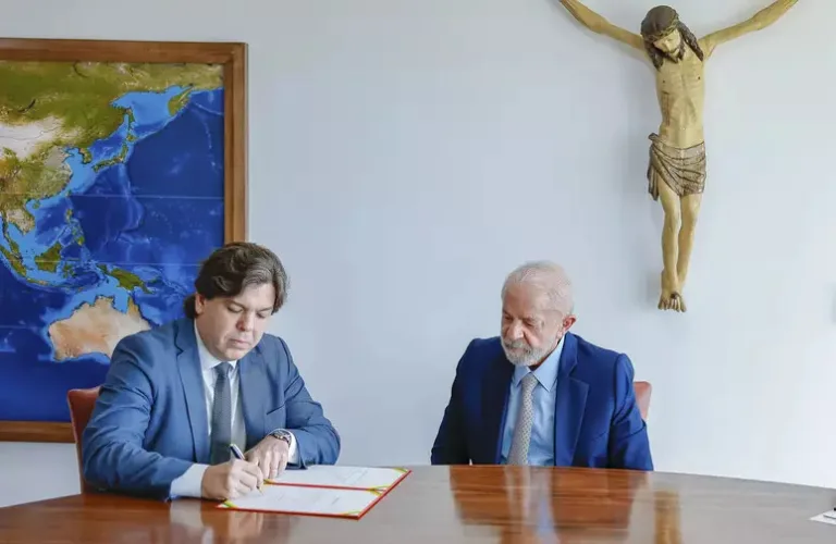 Lula dá posse ao novo ministro das Comunicações, Frederico de Siqueira Filho