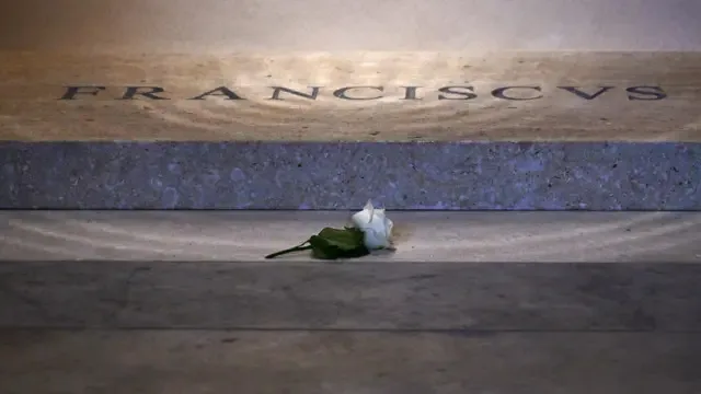 Túmulo do papa Francisco é aberto para visitação e rosa branca emociona público