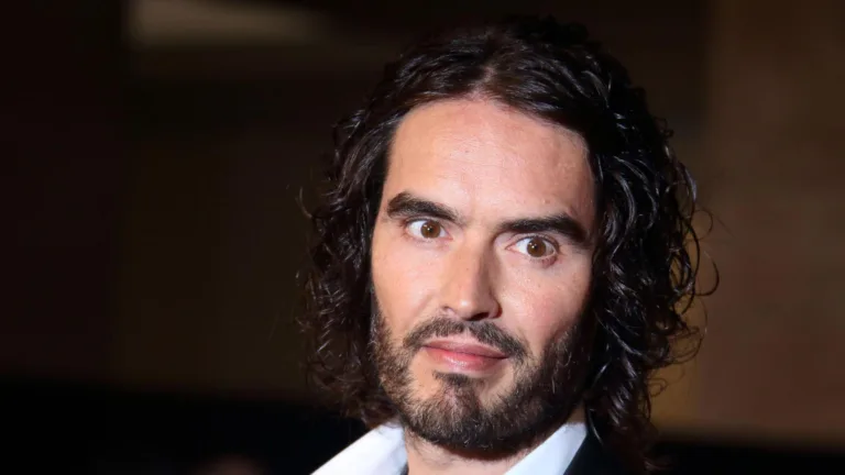 Ator Russell Brand, ex de Katy Perry, é acusado de estupro pela  2ª vez no Reino Unido