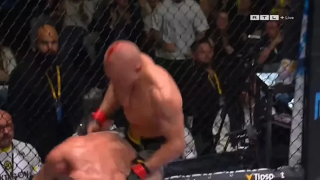 VÍDEO: Lutador de MMA comemora vitória com beijo e gesto obsceno em adversário