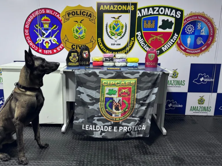 Cão policial encontra 14 kg de drogas escondidos em malas em Coari