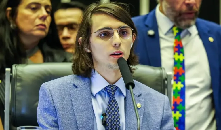 Amom Mandel se torna o 1° deputado autista a presidir sessão solene no Congresso - - (Foto: Divulgação/Instagram).