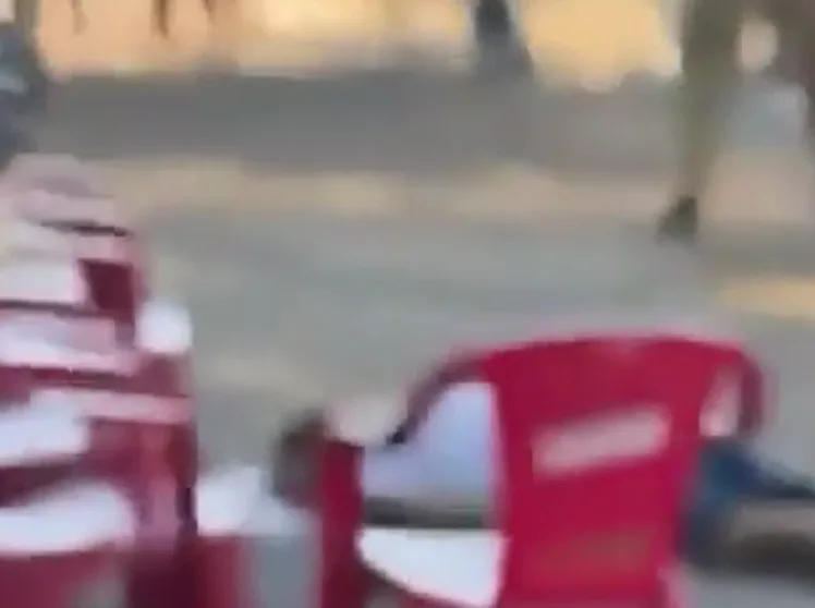 IMAGENS FORTES: homem é executado com mais de 50 tiros em praça pública no Paraná