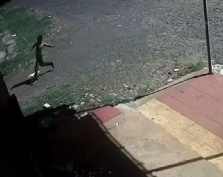 VÍDEO: Segurança atira balas de borracha em jovem durante briga no Paraguai