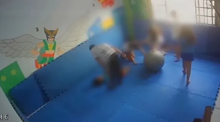 VÍDEO: Professor agride aluno autista em escola do RJ