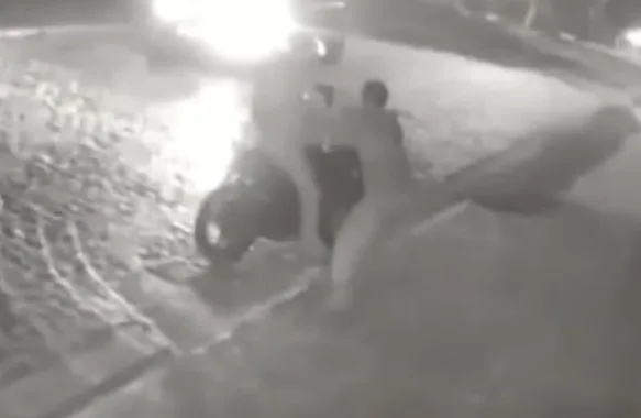 VÍDEO: No RJ, após conversa, homens atiram um no outro e morrem na calçada