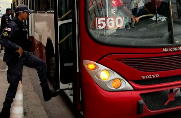 Foragido é preso dentro de ônibus da linha 560, em Manaus
