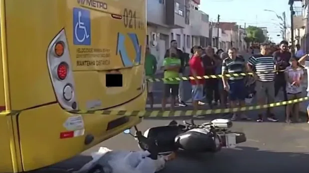 IMAGENS FORTES: Motociclista colide com ônibus e morre atropelada no Ceará