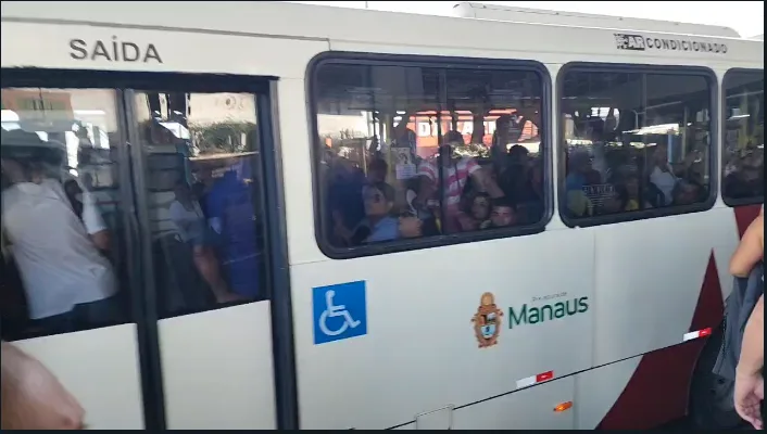 Greve causa tumultuo em terminal de ônibus em Manaus