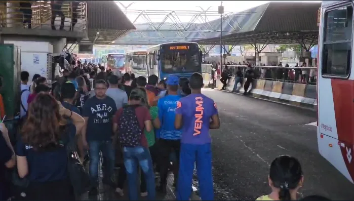 Greve causa tumultuo em terminal de ônibus em Manaus