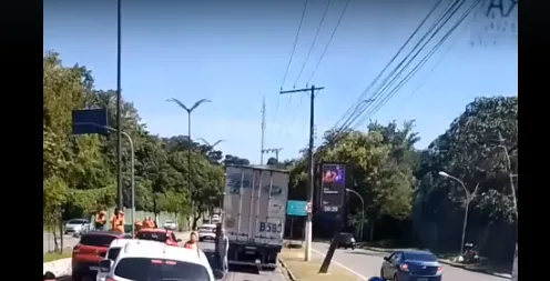 IMAGEM FORTE: Motociclista tem a cabeça esmagada por caminhão em Manaus