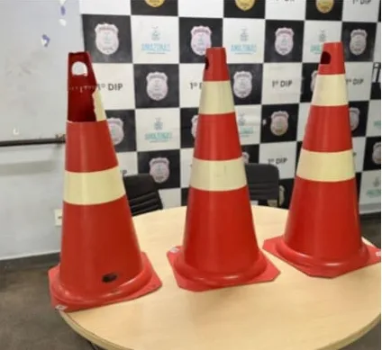 Brincadeira sem graça: dupla é presa após roubar cones da Corrida Tiradentes em Manaus