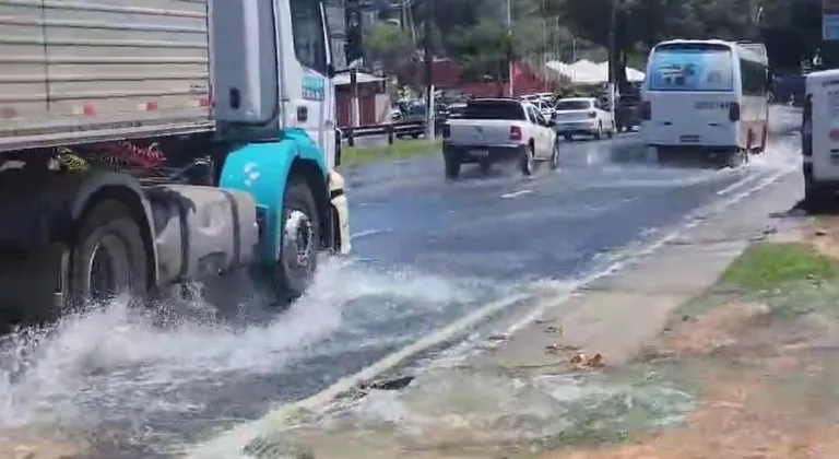 VÍDEOS: Adutora rompe na Alameda Cosme Ferreira e prejudica fornecimento de água