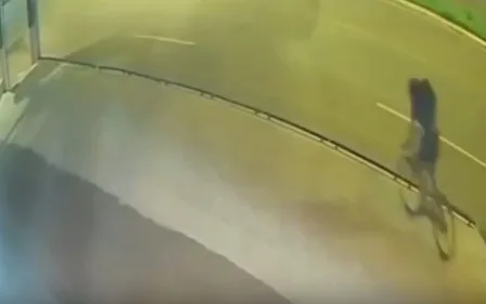 VÍDEO: Jovem morre ao cair de bicicleta em calçada elevada em MG
