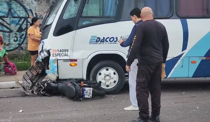 Motociclista morre ao ser arrastado por micro-ônibus em Manaus