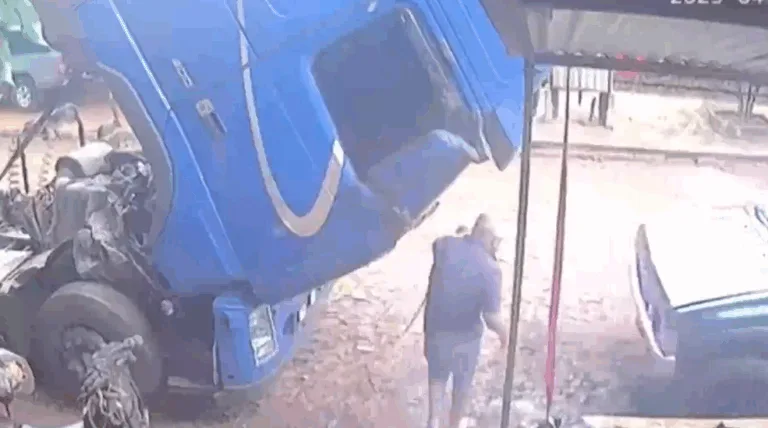 VÍDEO: Cabine de caminhão despenca e atinge idoso