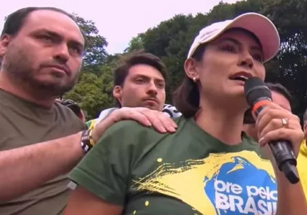Após intriga familiar vir a público, Carlos elogia Michelle por cuidar de Bolsonaro: “Leoa”