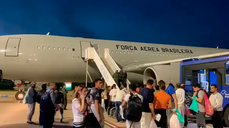 Novo voo com deportados dos EUA chega ao Brasil com 96 passageiros